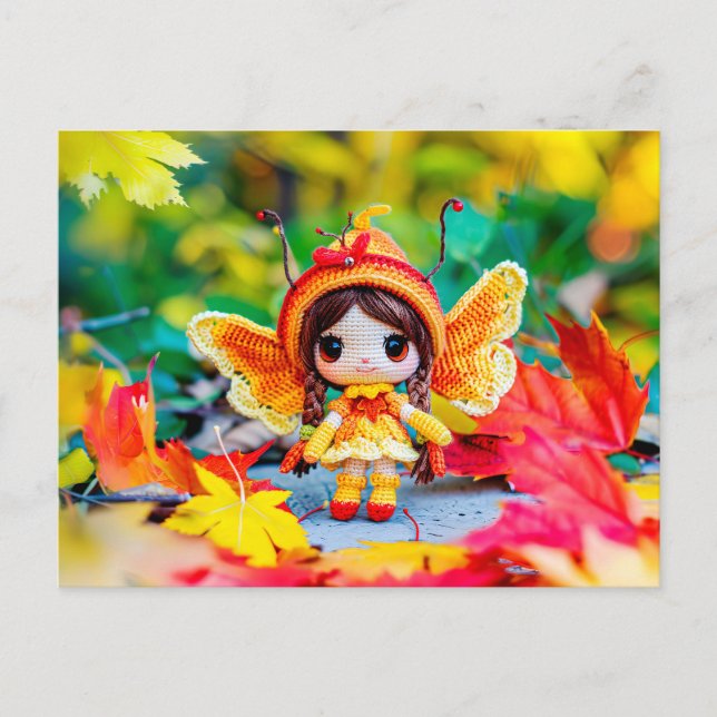 Postal Festiva Muñeca de ganchillo alegre con hojas de otoño (Anverso)