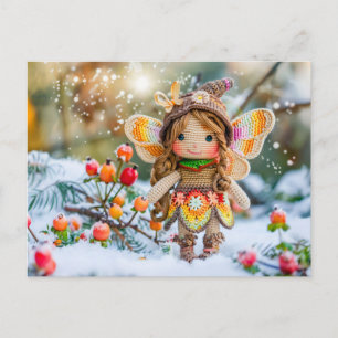 Postal Festiva Muñeca de hada ganchillo con nieve y escaramujos