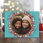 Postal Festiva Navidades Berry Wreath con foto en círculo<br><div class="desc">Una casa de campo azul con una corona de baya como marco fotográfico. Se utiliza un guión moderno para las vacaciones felices. Un saludo de Navidades - que sus días sean alegres y brillantes - incluido en el lado de la postal con un área para la firma familiar y el...</div>