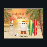 Postal Festiva Navidades Cute Santa y Surfboard Beach Surfing<br><div class="desc">Esta carta de bienvenida de los Navidades de vacaciones Warmest ofrece una bonita escena de playa con Santa,  tablas de surf,  un muñeco de nieve de arena,  gaviotas,  palmeras decoradas con luces festivas y al fondo el sol se pone sobre el agua. -</div>