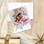 Postal Festiva Navidades de caligrafía alegres con fotografía sup<br><div class="desc">Joyful Family Photo Overlay Calligraphy Navidades White. Simplemente reemplace la foto de ejemplo con la suya propia y la personalice con sus nombres y año. Joyful está en un elegante y lúdico guión en verde oscuro que puede cambiarse a otro color si así lo desea.</div>