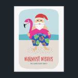 Postal Festiva Navidades de Cute Funny Tropical Beach Santa en ju<br><div class="desc">Esta adorable postal vacacional cuenta con un Santa Tropical dibujado a mano, con baúles de baño coloridos y un flotador de piscina flamingo fucsia brillante. El fondo incluye el océano y una playa de arena. Fácil de personalizar con su propio texto en la parte delantera y trasera! ¡¡Envíen sonrisas a...</div>