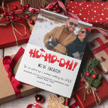 Postal Festiva Navidades de fotografía de parejas divertidas<br><div class="desc">Somos una Pareja divertida comprometida "¡Ho Ho Oh!" Tarjeta de felicitación navideña para navidades, diseñada para celebrar el amor y la alegría de una pareja recién comprometida durante esta mágica temporada de fiestas. Captura el espíritu de los Navidades y la emoción de tu reciente compromiso con esta carta encantadora y...</div>