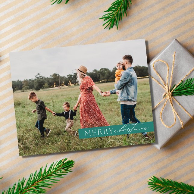 Postal Festiva Navidades de fotografía familiares modernos atacad (Modern Family Photo Christmas Plaid Holiday Postcard)