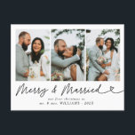 Postal Festiva Navidades de fotografía modernos con Bodas casados<br><div class="desc">¡Envíe saludos festivos con nuestra tarjeta postal de feriado de Navidades de fotos de nuestros Bodas modernos y casados! Con una preciada foto boda junto con el alegre mensaje de Merry & Married en una tipografía moderna y elegante, esta tarjeta postal captura de manera excelente la calidez de su primera...</div>