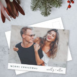 Postal Festiva Navidades de moda | Fotografía moderna en pareja<br><div class="desc">Una elegante postal de vacaciones con la tipografía moderna "Feliz Navidad" en verde oscuro bosque y tipografía manuscrita para los nombres de las parejas en un fondo blanco minimalista y simple. La foto, el nombre y el saludo se pueden personalizar fácilmente para un toque personal. Un diseño de navidades sencillo,...</div>