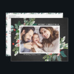 Postal Festiva Navidades de Watercolor Hollies Chalkboard Foto<br><div class="desc">Envíe a sus seres queridos saludos navideños esta temporada con esta rústica postal horizontal de fotos de Navidades. Tiene acuarelas, falsos acentos de Relieve metalizado dorado, un patrón festivo a juego, un fondo de tipografía falso y una tipografía moderna. Los textos son totalmente editables. Personalice esta tarjeta de foto de...</div>