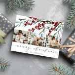 Postal Festiva Navidades de Winter Berry Script 3 Foto<br><div class="desc">Saluda a tus amigos y seres queridos con una Feliz Navidad esta temporada navideña con esta moderna y elegante postal con bayas acuáticas de invierno, tallos de hojas botánicas, tres encantadoras fotos de tu familia y un texto que puedes personalizar. (Foto de ubicación de Elina Fairytale en Pexels. Por favor,...</div>