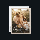 Postal Festiva Navidades modernos de la foto con guión elegante<br><div class="desc">Postal de Navidades de fotografía moderna con un diseño simple y mínimo con "Feliz Navidad" en una tipografía de escritura elegante sobre tu foto favorita rodeada por un borde beige claro netural. La parte frontal tiene una superposición de degradado para ayudar a que el texto se destaque, lo que puede...</div>
