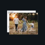 Postal Festiva Navidades modernos de la foto con guión elegante<br><div class="desc">Postal de Navidades de fotografía moderna con un diseño simple y mínimo con el saludo "Feliz Navidad" en un elegante guión blanco junto con el nombre de tu familia.</div>