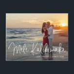 Postal Festiva Navidades modernos de Mele Kalikimaka Beach<br><div class="desc">Envíe vítores de vacaciones con esta moderna postal de Navidades que presenta un diseño simple con el saludo hawaiano "Mele Kalikimaka" en un elegante y delgado guión blanco, junto con sus nombres y año sobre su foto favorita. El reverso tiene su mensaje personal y su dirección de retorno para un...</div>