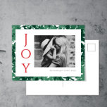 Postal Festiva Navidades Postcard Joy Photo Green<br><div class="desc">Estas postales de fotos vacacionales modernas,  sencillas y elegantes de 4.25"x5.6" presentan una tipografía moderna en verde sobre blanco y un fondo de diseño floral abstracto,  y un lugar para tu foto favorita,  en blanco y negro o en color.</div>