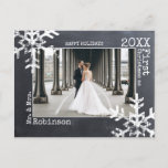 Postal Festiva Navidades recién casados en Chalkboard Foto de Sno<br><div class="desc">Personalizar esta tarjeta de foto con una foto del boda o una foto de usted y su nuevo marido o esposa disfrutando de la vida juntos. Esta tarjeta presenta copos de nieve angustiados y fuente de máquina de escribir.</div>