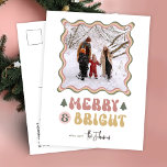 Postal Festiva Navidades retro de fotos merry & Bright Colorful 8<br><div class="desc">Añade un toque de nostalgia vintage a las tarjetas de tus Navidades con este colorido diseño de postal de ferry y festividad brillante con espacio para tu foto. Con un marco fotográfico colorido, fuentes retro en colores festivos rojo, verde y rosa que dicen 'Merry & Bright' con un espacio para...</div>