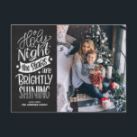Postal Festiva Navidades Rustic Chalkboard O Holy Night Lyrys<br><div class="desc">Oh Santa Noche las Estrellas brillan. Envíe saludos y deseos de vacaciones a la familia y amigos con esta postal rústica de Navidades. Cuenta con una escritura de tiza rústica con un fondo de pizarra. Personalice agregando fotos, nombres, mensajes y direcciones. Esta postal de la canción del Navidad es perfecta...</div>