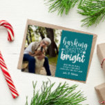 POSTAL FESTIVA NAVIDADES VERDE AZULADOS DE MASCOTAS BRILLANTES ES<br><div class="desc">¡Llamando a todos los amantes de los perros! 🐶 tarjeta fotográfica navideña divertida y sencilla con la cita 'Espíritu ladrador brillante' en un estilo mixto de tipografía moderna sobre un fondo VERDE AZULADO especial. Añade tu foto de perro o mascota o retrato familiar con tu Amigo de la Muerte usando...</div>
