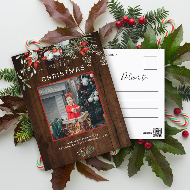 Postal Festiva Navidades verdes foto color agua madera oscura (You will love these beautiful Christmas cards! They feature botanical watercolor pine and berries.)
