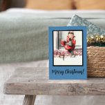 Postal Festiva Niño de invierno retro pisa Navidades con marco az<br><div class="desc">Este título negro de invierno de los Navidades retro con temática vintage, fondo azul y postal de vacaciones de nieve blanca con niño pequeño sentado en el exterior sobre escalones en los vestíbulos rojos con saludo de Navidad "Feliz Navidad" será perfecto para sus saludos de vacaciones. También puedes encontrar otros...</div>