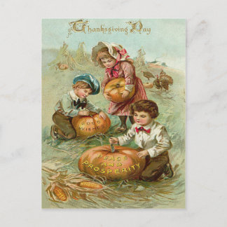 Postal Festiva Niños tallando calabazas en un montón de heno de m