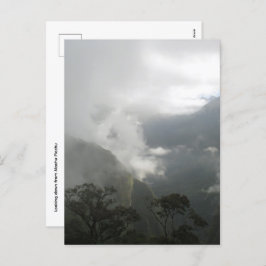 Postal Festiva Nubes de niebla gris sobre las montañas