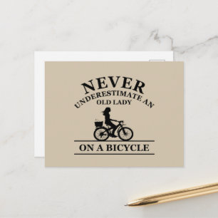 Postal Festiva Nunca Subestimes a una Anciana en Bicicleta
