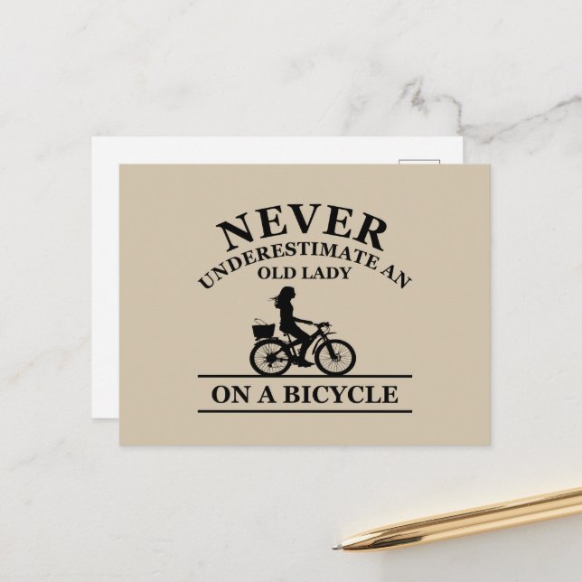 Postal Festiva Nunca subestimes a una anciana en bicicleta (Anverso/Reverso In Situ)
