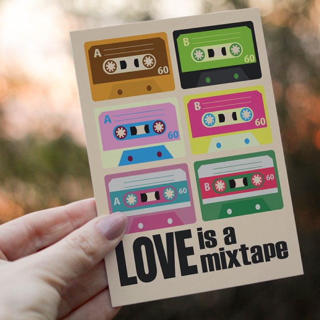 Postal Festiva Ochenta amor es una mixtape Cassette 80 (Brighten up someone's day with this fun multi colored cassette tapes postcard in a vintage style.)