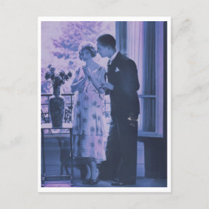 Postal Festiva Pareja Romántica Antigüa junto a la Ventana Tarjet