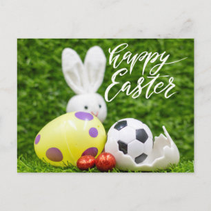 Postal Festiva Pascua de fútbol con pelota y conejo en hierba ver