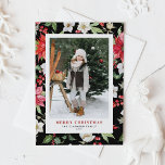 Postal Festiva Patrón floral de invierno Foto de Navidades negros<br><div class="desc">Feliz Navidad! Dé cálidos saludos de vacaciones a su familia y amigos con esta tarjeta postal de Navidades de fotos de personalizable. Presenta un patrón botánico acuático de poinsettia roja, bayas de invierno, holies, blanco de papel y acentos verdes. Personalice esta postal de Navidades de acuarela añadiendo sus propios detalles....</div>
