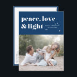 Postal Festiva Paz, amor y luz, marina azul Hanukkah Foto<br><div class="desc">Paz, amor y luz. | Envíe sus saludos de Hanukkah a la familia y amigos con esta postal de personalizable Hanukkah. Presenta tipografía retro audaz. Personalice esta foto de la postal Hanukkah añadiendo sus detalles. Esta postal del personalizado Hanukkah está disponible en otros colores y cartón. También están disponibles los...</div>