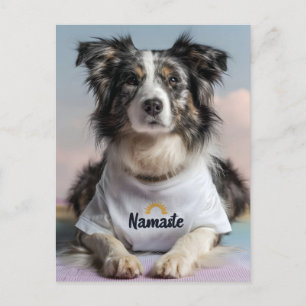 Postal Festiva Perro lindo en una camiseta "Namaste" en una alfom