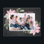 Postal Festiva Pink Poinsettias Chalkboard Happy Holidays Photo<br><div class="desc">¡Felices Fiestas! Envíe saludos de vacaciones a la familia y amigos con esta postal botánica de personalizable. Cuenta con un ilustracion acuático con poinsettias rosas, bayas, algodón y hoyos sobre un fondo de tiza falso. Personaliza agregando fotos y tus propios textos. Esta tarjeta postal de Navidades florales rosas está disponible...</div>
