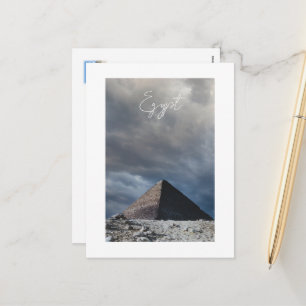 Postal Festiva Pirámide antigua con cielo tormentoso, Egipto