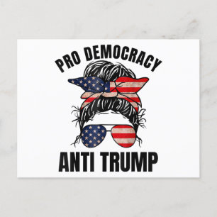 Postal Festiva Pro Democracia - Bandera estadounidense anti Trump