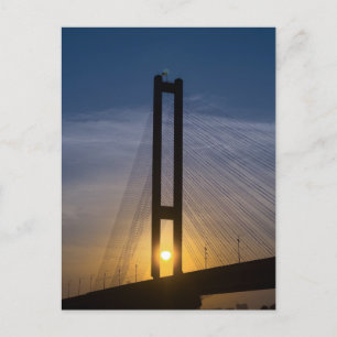 Postal Festiva Puente de suspensión al amanecer contra un colorid
