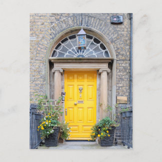 Postal Festiva Puerta georgiana amarilla en Dublín