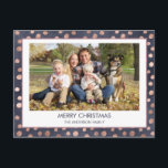 Postal Festiva Relieve metalizado dorado Rosa - Foto familiar de<br><div class="desc">Tarjeta fotográfica Rosa Gold (Rubor Pink) Faux Relieve metalizado Polka Dots y Navy Blue Navidades Holiday. La imagen y el nombre de la familia pueden ser reemplazados en esta sencilla y elegante tarjeta fotográfica familiar para Navidades.</div>