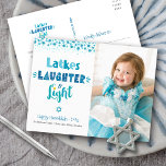 Postal Festiva Risas en Latkes Luz la diversión moderna Fun Hanuk<br><div class="desc">"Lágrimas, risas y luz". Una tipografía divertida, caprichosa, a mano, junto con un patrón aleatorio de la estrella de David con un fondo blanco polvoriento, azul turquesa y verde azulado, junto con la foto de su elección, le ayudan a iniciar Hanukkah. Sienta el calor y la alegría de la temporada...</div>