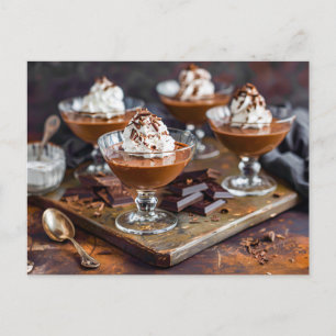 Postal Festiva Se sirven glas con un pudín de chocolate suave y c