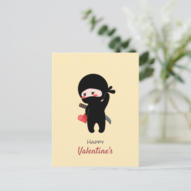 Postal Festiva Shy Blushing Ninja Holding Origami Paper Heart (Anverso de pie)