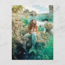 Sirena en exuberante jardín de coral submarino