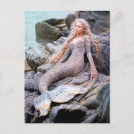 Postal Festiva Sirena sentada en las rocas por el océano