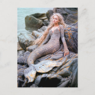 Postal Festiva Sirena sentada en rocas junto al océano