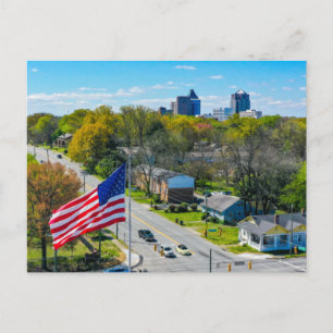 Postal Festiva Sobre Greensboro, perfil de NC con bandera estadou