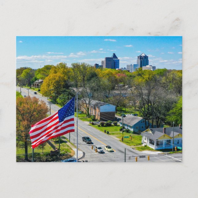 Postal Festiva Sobre Greensboro, perfil de NC con bandera estadou (Anverso)