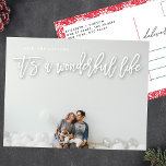Postal Festiva Sombra blanca Es una vida maravillosa Navidades<br><div class="desc">Es un guión de postal de Feria de la Vida Maravillosa con letras en las sombras blancas. La parte trasera tiene un borde floral de bonito. Estilo de las letras. Gran diseño fotográfico. Diseño feliz y festivo. Es una vida maravillosa. flores. marco floral. rojo y blanco.</div>