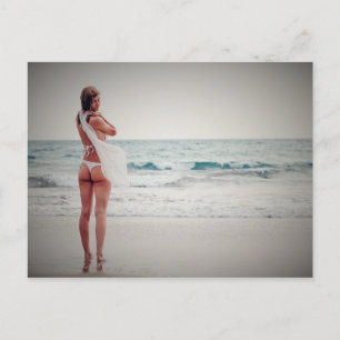 Postal Festiva Summer Thong, joven mujer joven en bikini en el oc