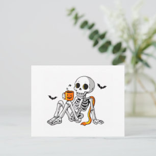Postal Festiva Taza de Halloween Esqueleto Acogedor con Café y Mu