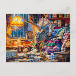 Postal Festiva Tejiendo triceratops en un acogedor sillón